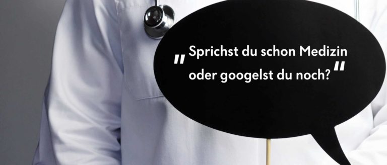 Mediziner mit Stethoskop um den Hals hält Sprechblasen-Schild in die Höhe mit der Aufschrift 